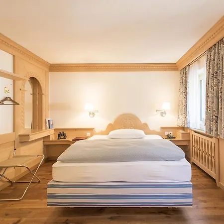 Chesa Randolina Otel