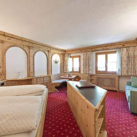 Chesa Randolina Otel